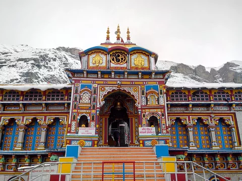 Badrinath-temple-chardham-tour-package.webp
