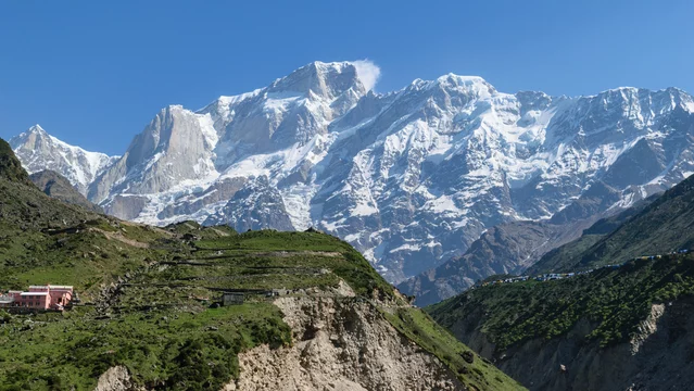 badrinath-temple-mountains.webp